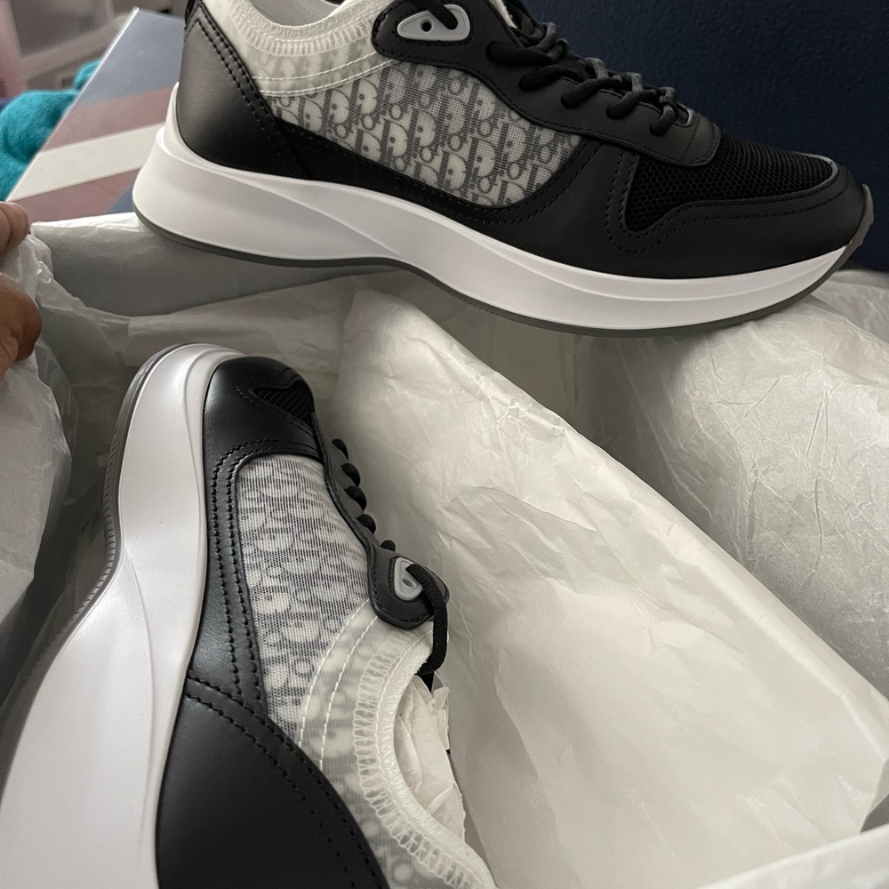 New dior men sneakers size 41 never worn comes with box dustbag and extra laces - Picture 3 of 6